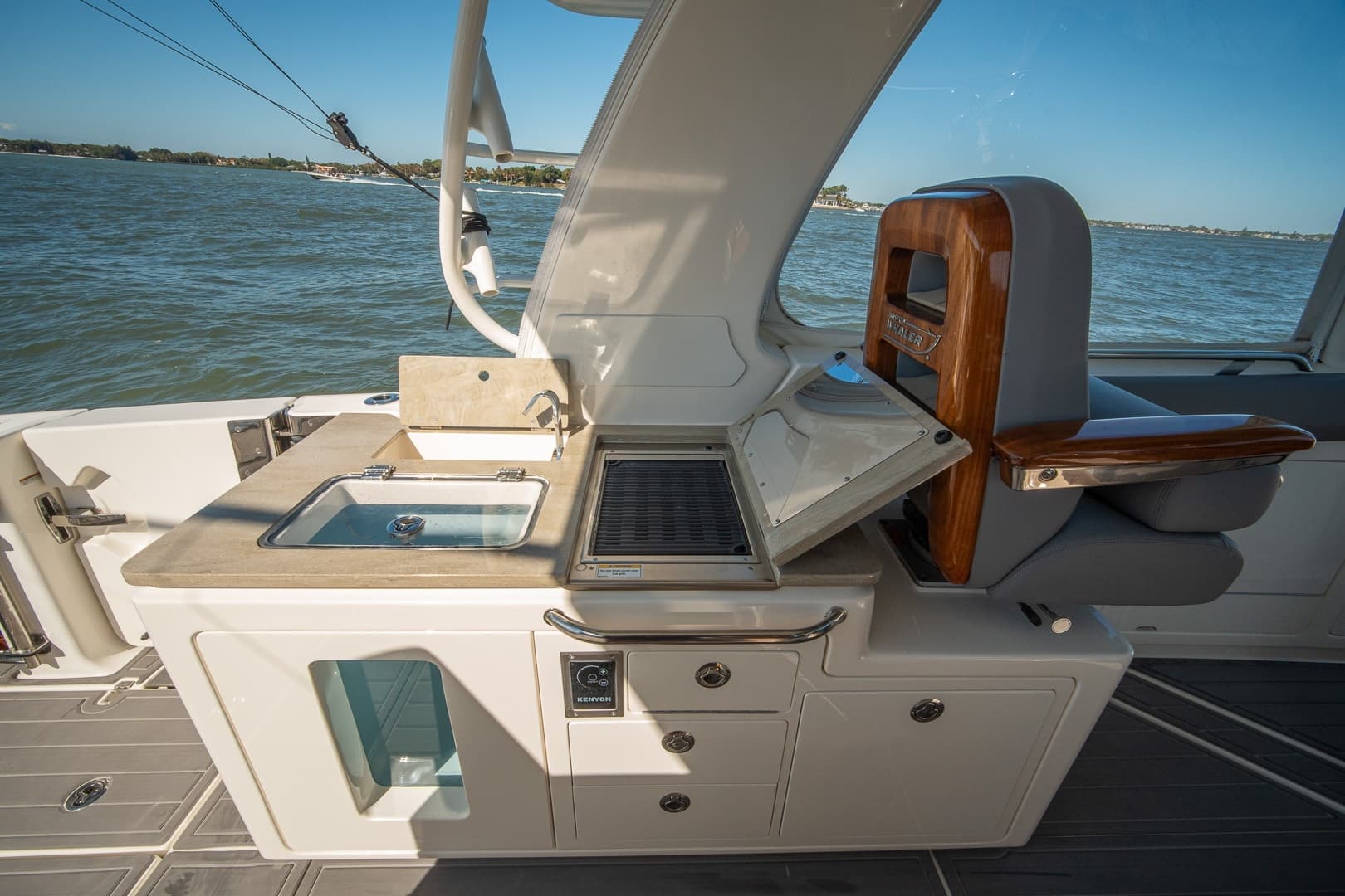 Boston Whaler 380 Realm -