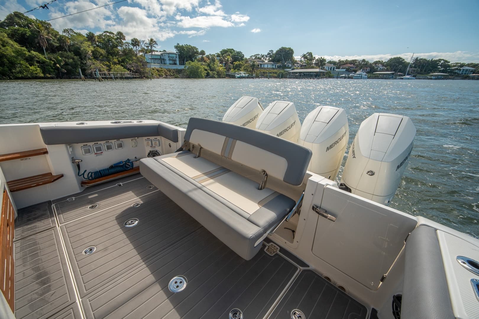 Boston Whaler 380 Realm -
