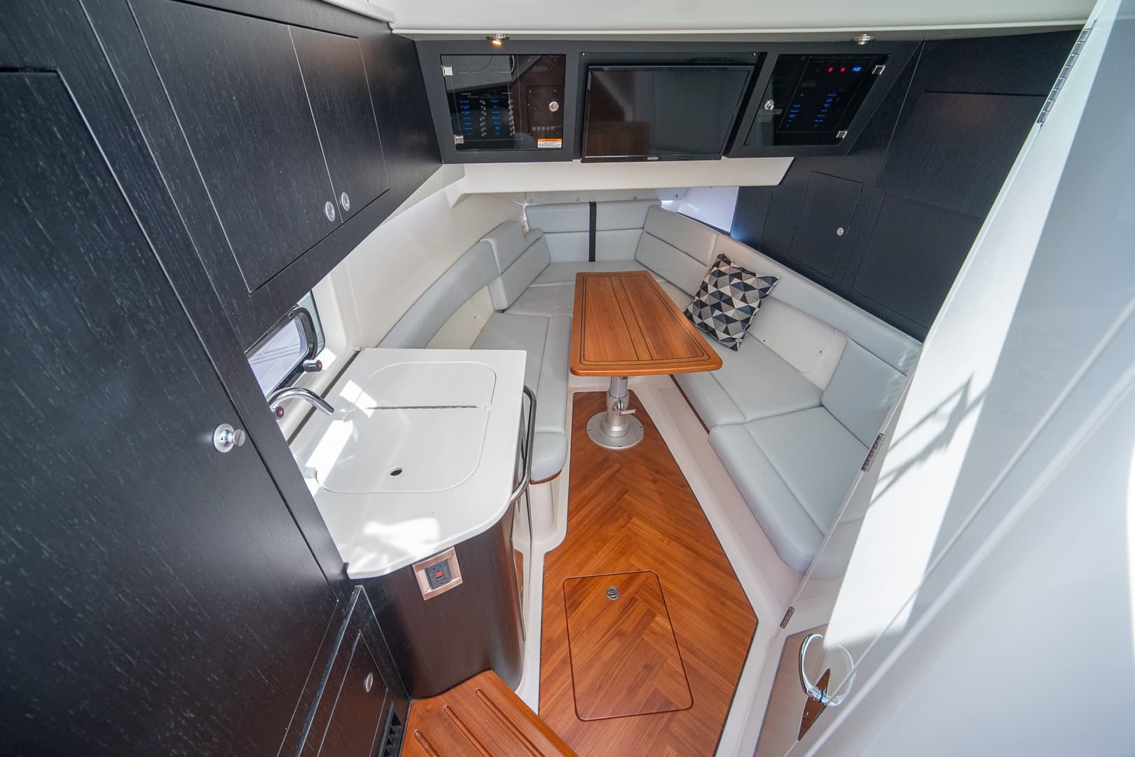 Boston Whaler 380 Realm -