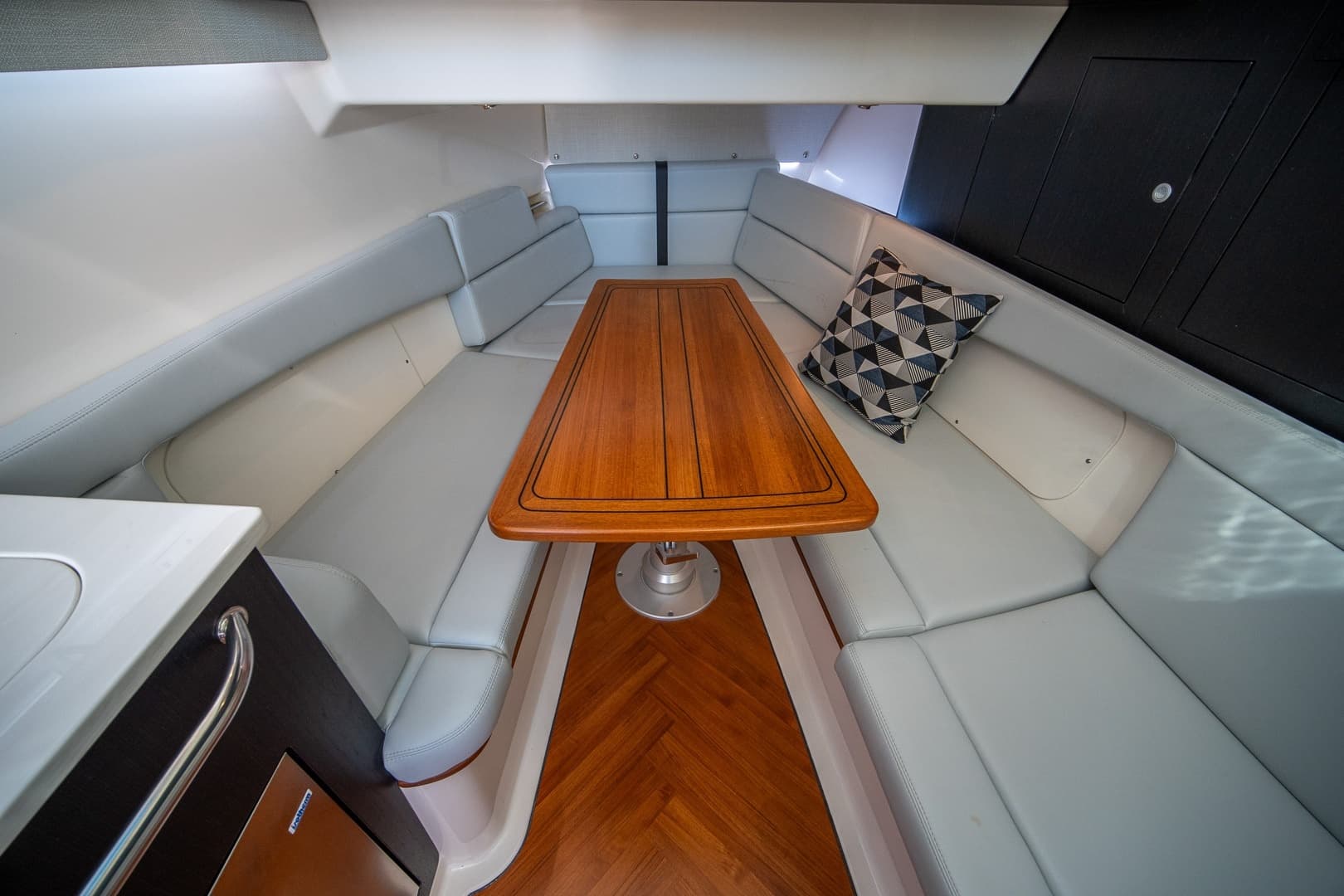 Boston Whaler 380 Realm -