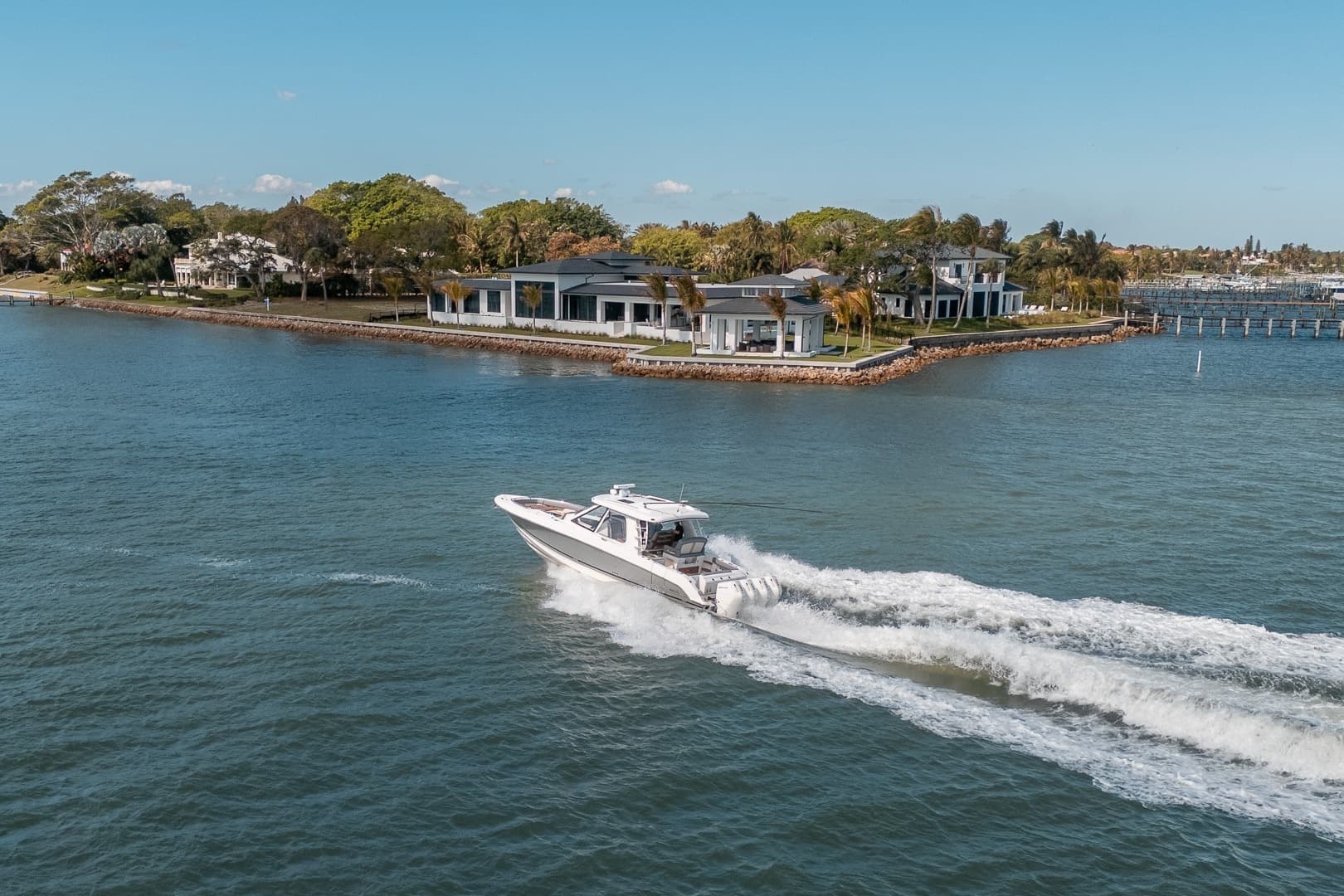 Boston Whaler 380 Realm -