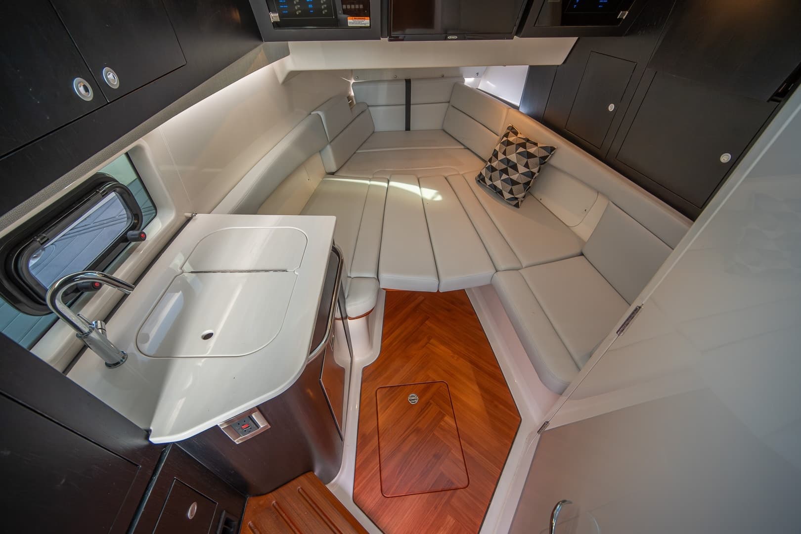 Boston Whaler 380 Realm -