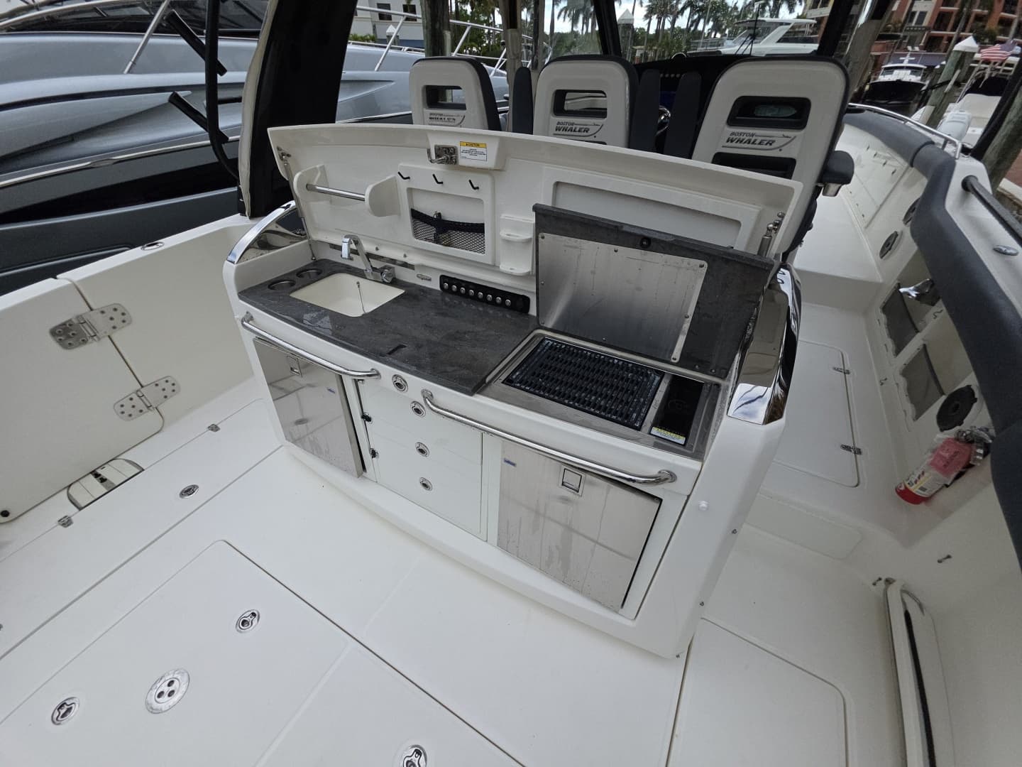 2021 Boston Whaler 420 Outrage BFT-Profile