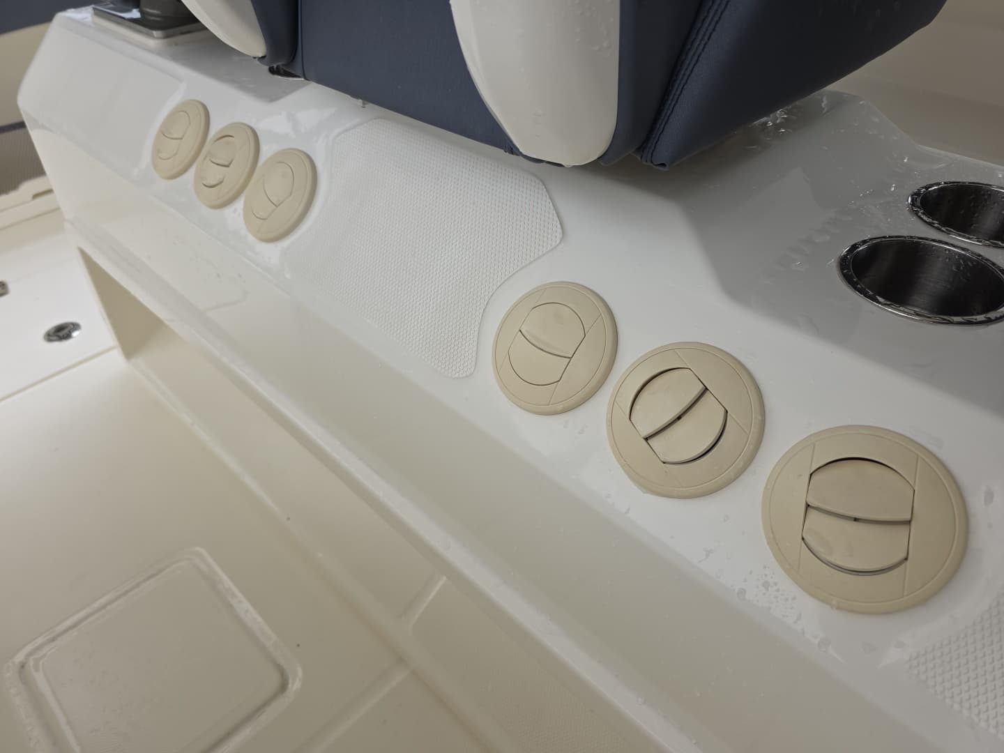 2021 Boston Whaler 420 Outrage BFT-Profile