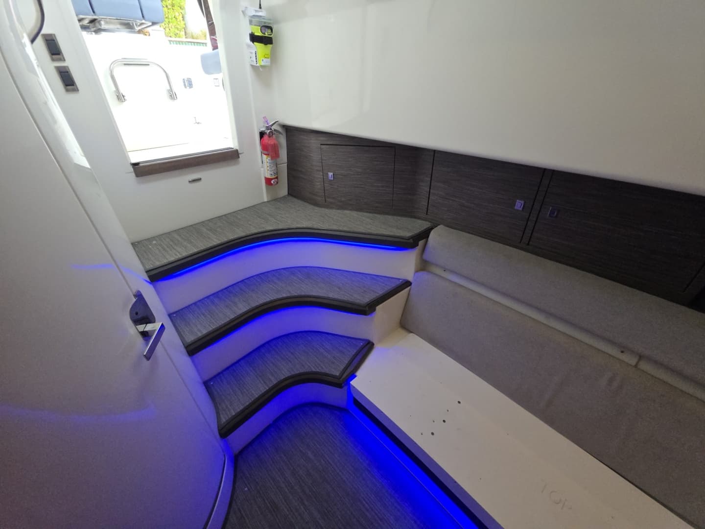 2021 Boston Whaler 420 Outrage BFT-Profile