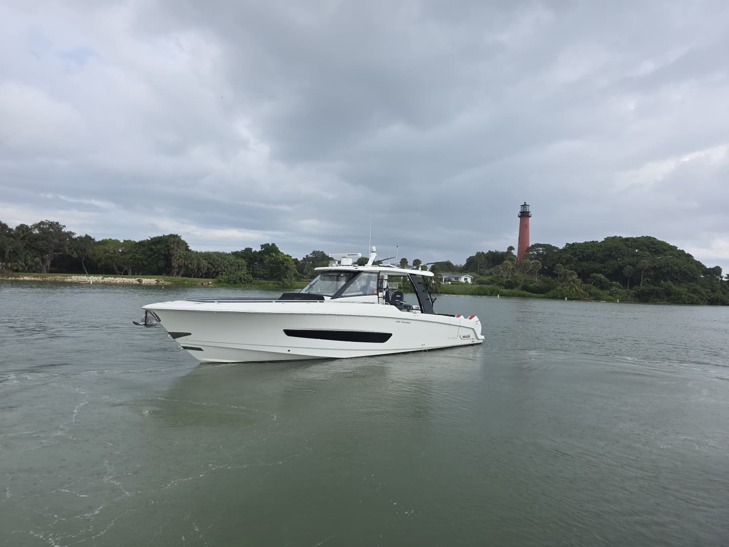 2021 Boston Whaler 420 Outrage BFT- Profile