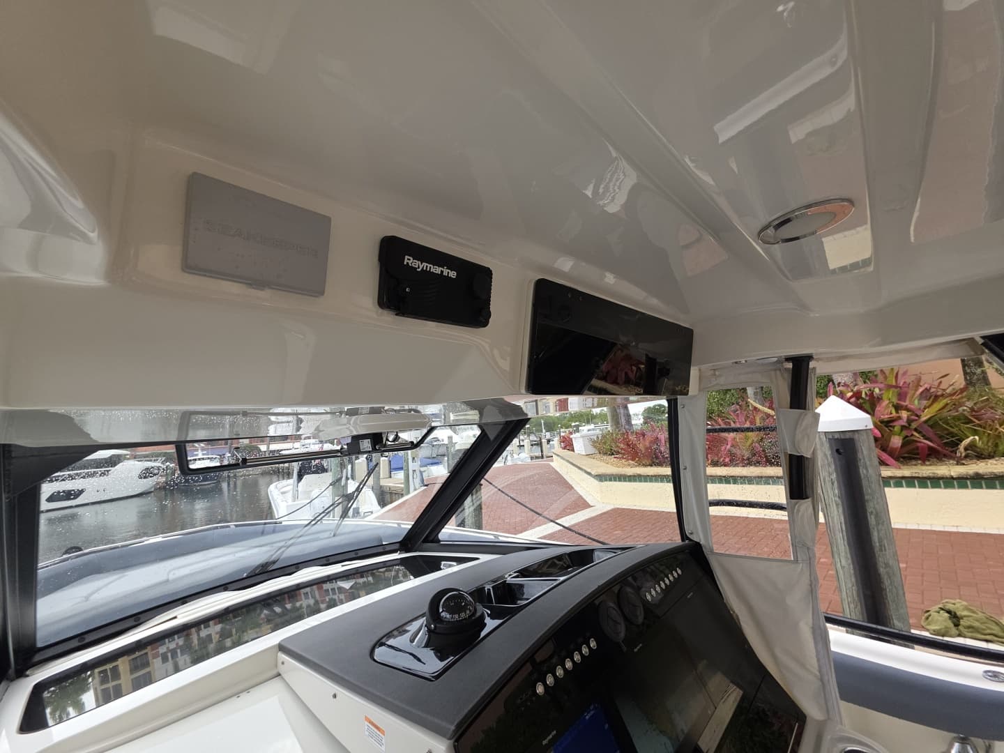 2021 Boston Whaler 420 Outrage BFT-Profile