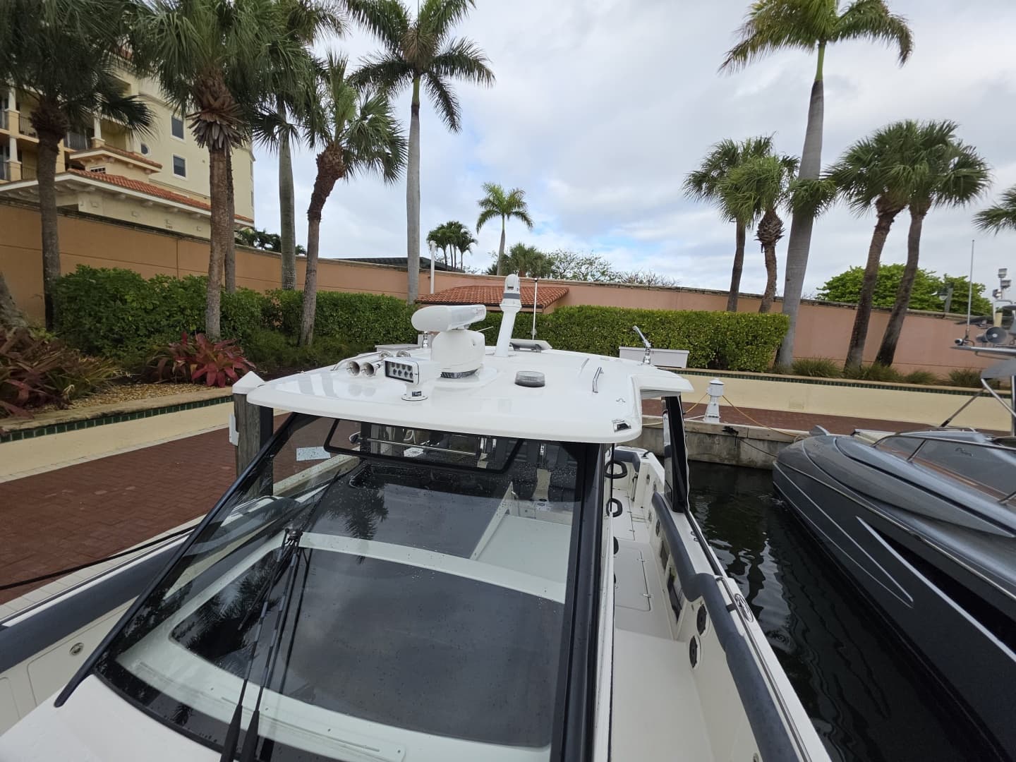 2021 Boston Whaler 420 Outrage BFT-Profile