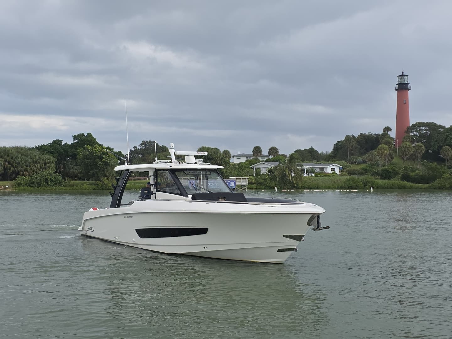 2021 Boston Whaler 420 Outrage BFT- Profile