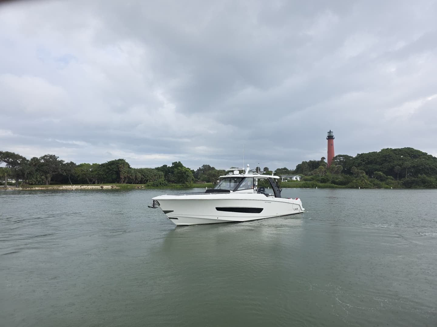 2021 Boston Whaler 420 Outrage BFT- Profile