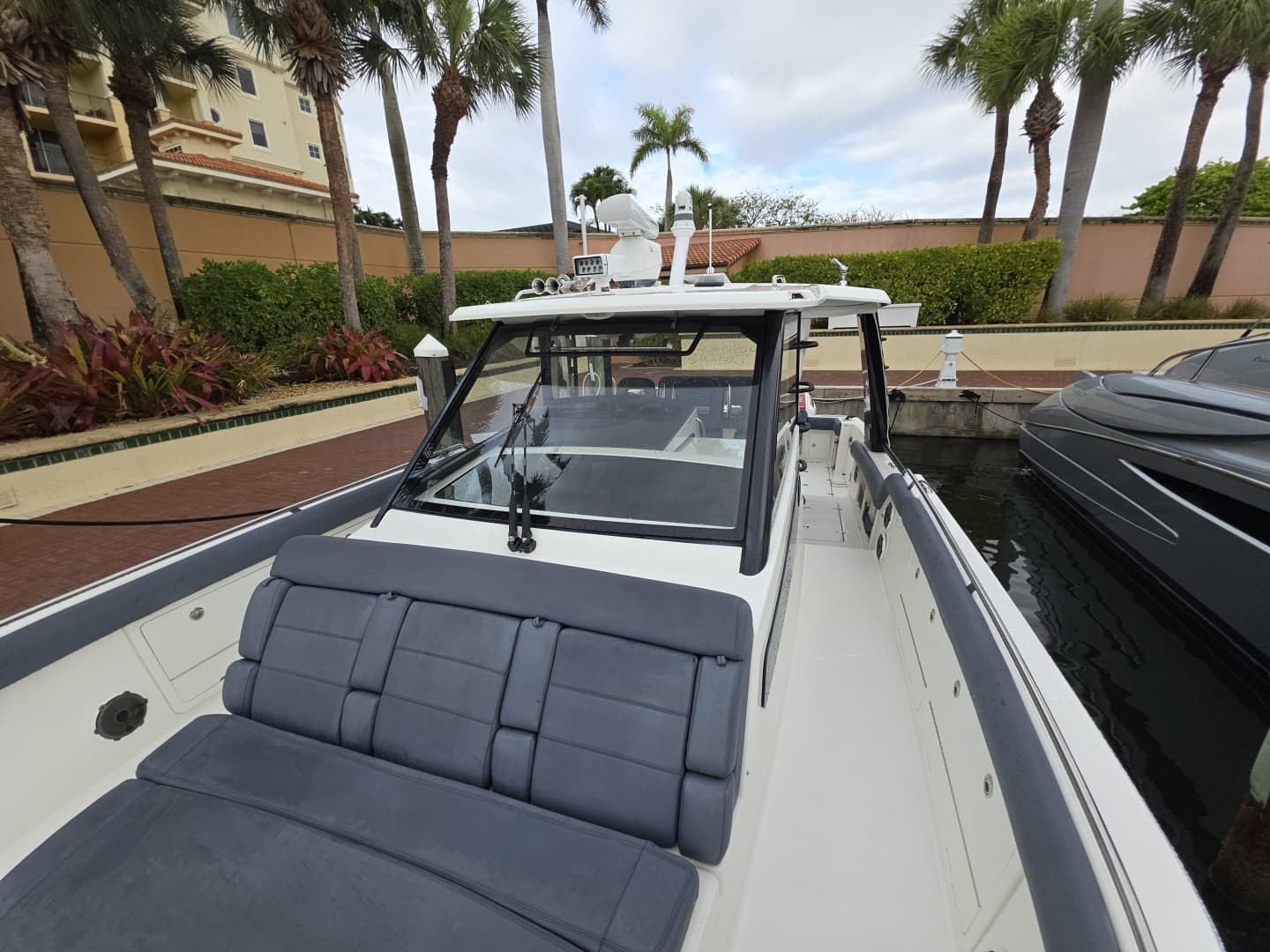 2021 Boston Whaler 420 Outrage BFT-Profile