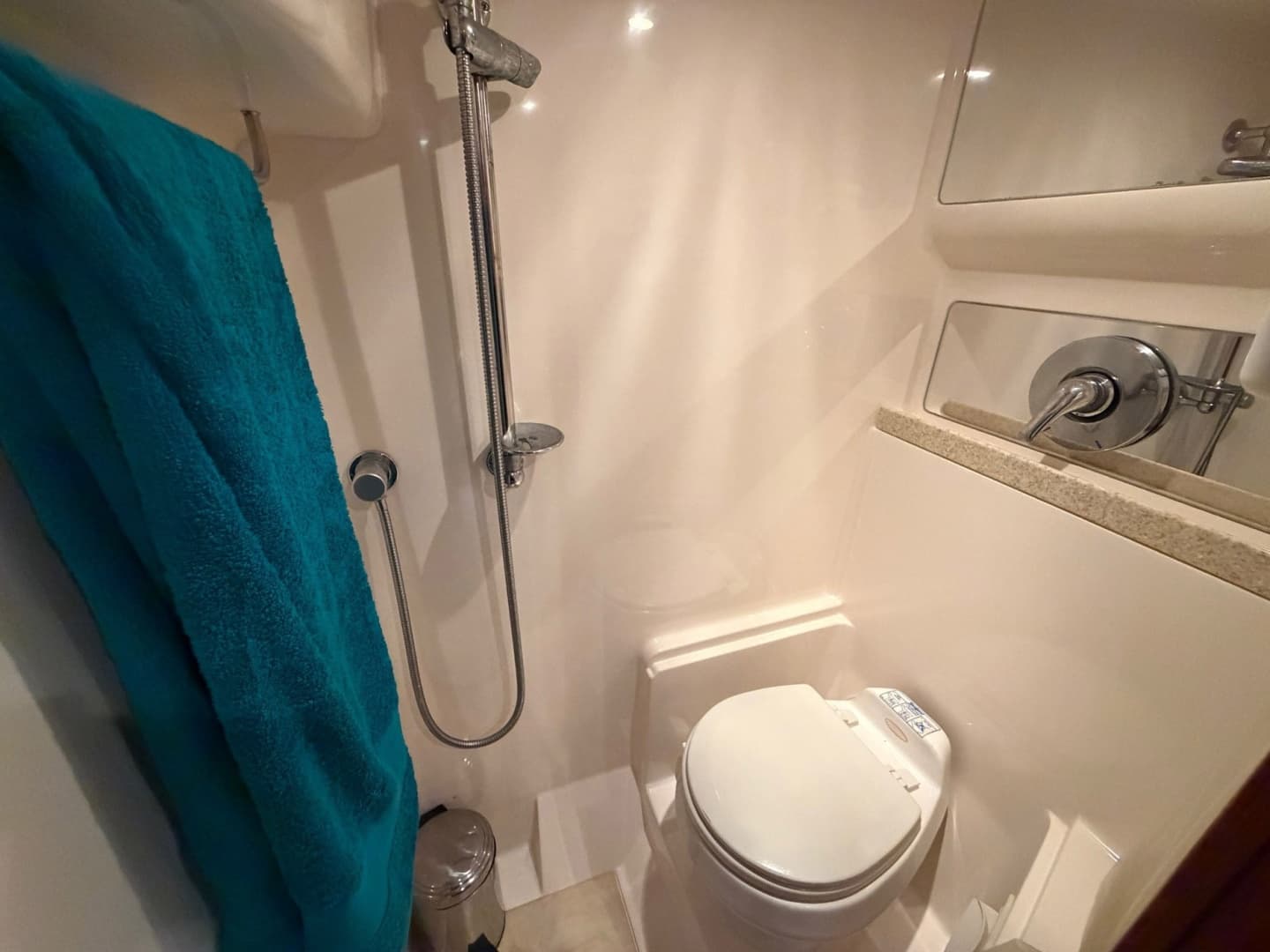 2005 Regal Commodore 4260