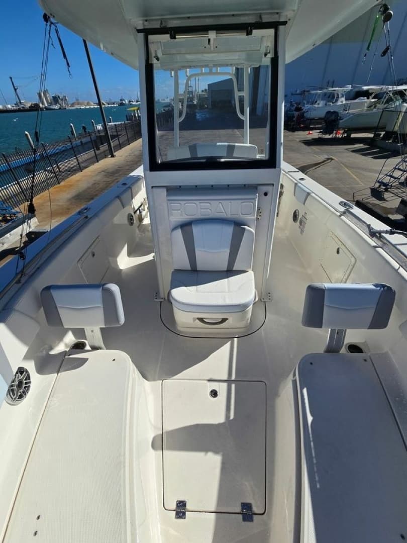 2022 Robalo R272