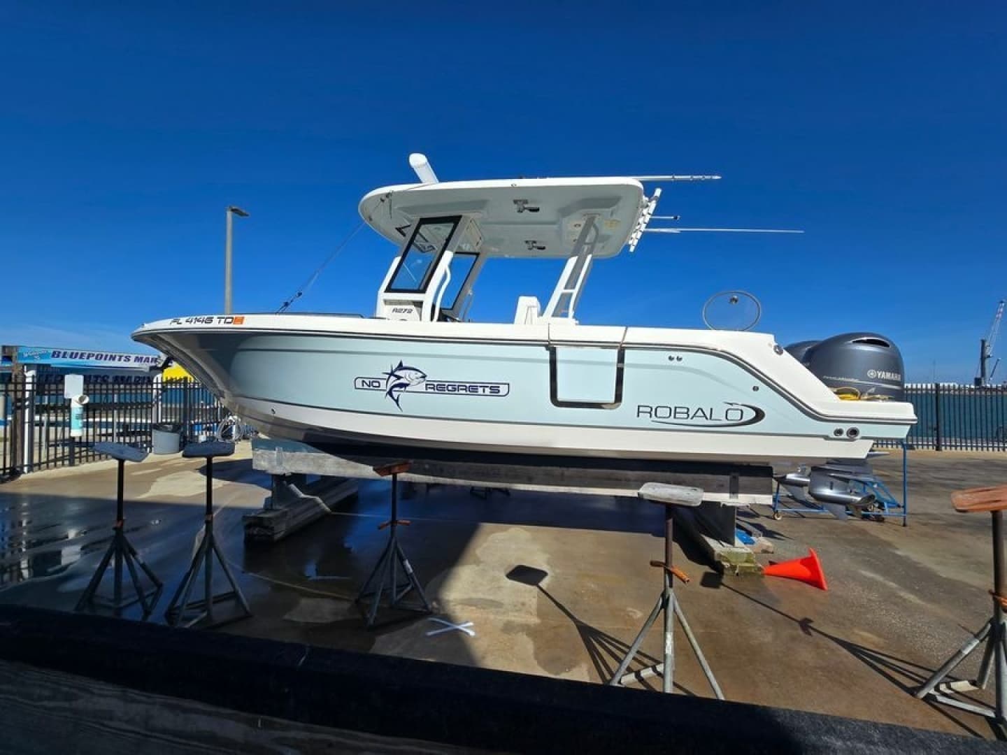 2022 Robalo 