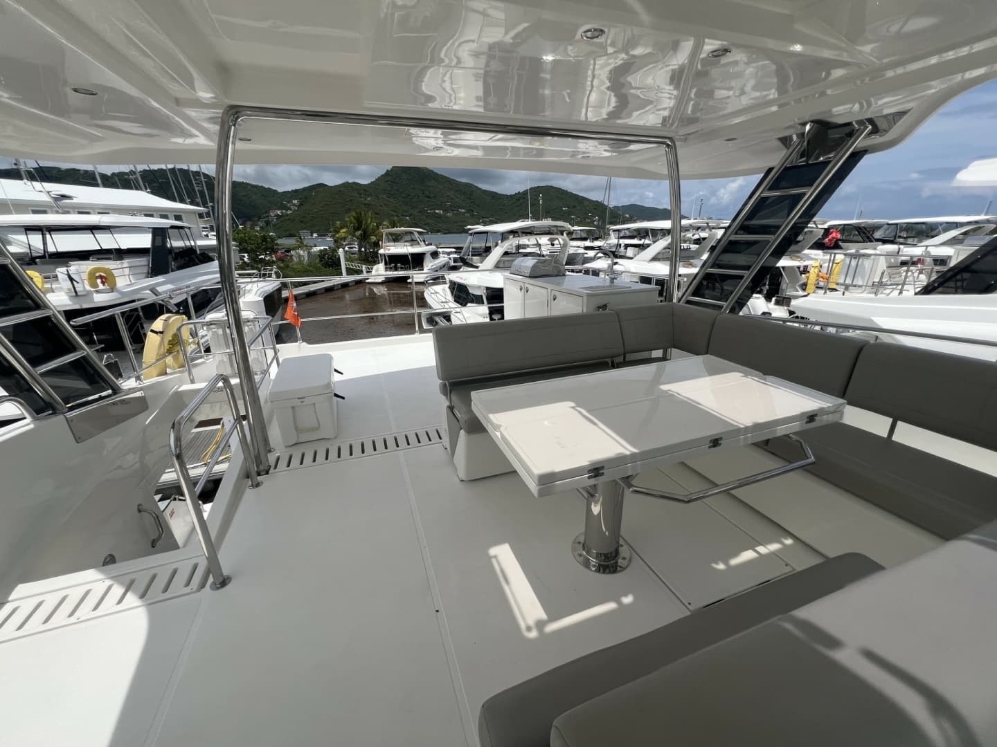 2023 Aquila 54 Yacht