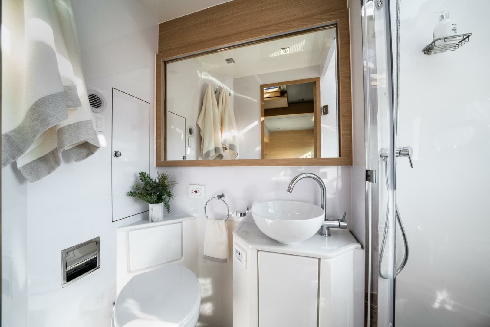 2023 Aquila 54 Yacht