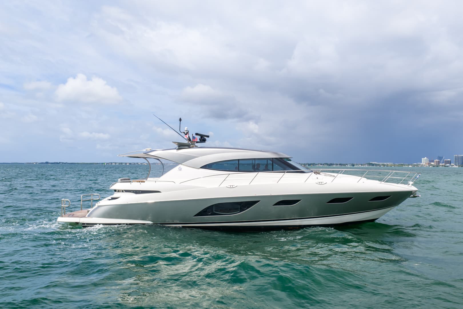 2024 Riviera 6000 SPORT YACHT