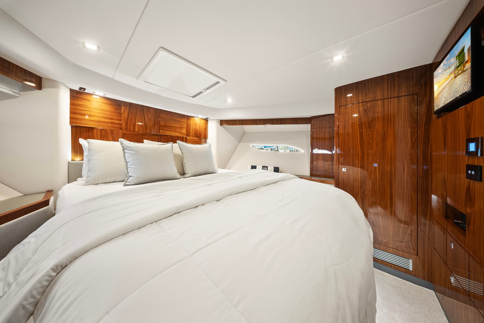 2024 Riviera 6000 SPORT YACHT