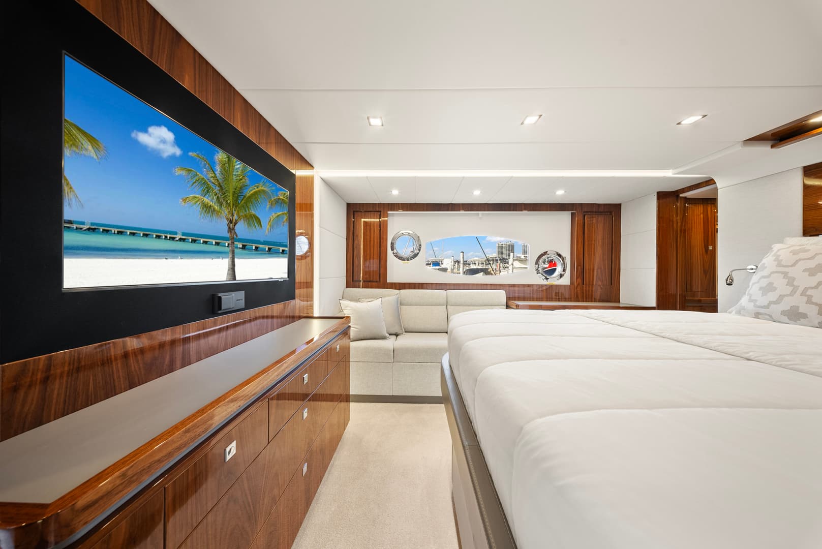 2024 Riviera 6000 SPORT YACHT