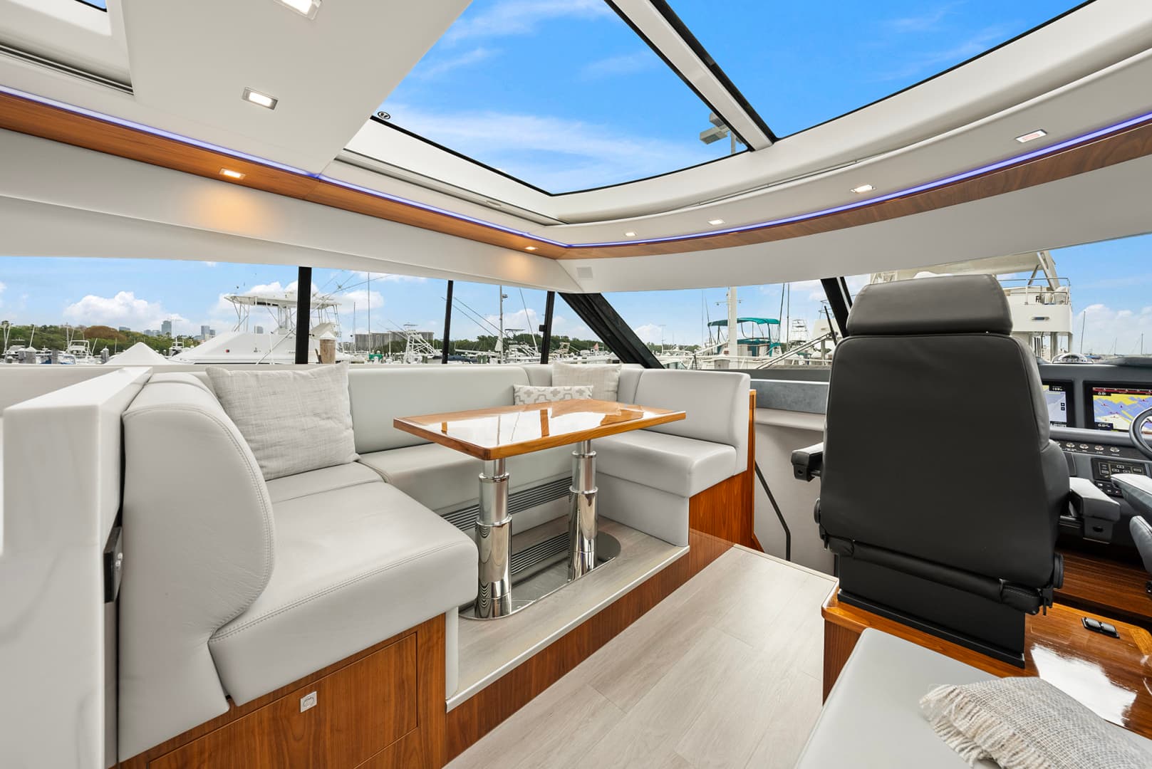 2024 Riviera 6000 SPORT YACHT