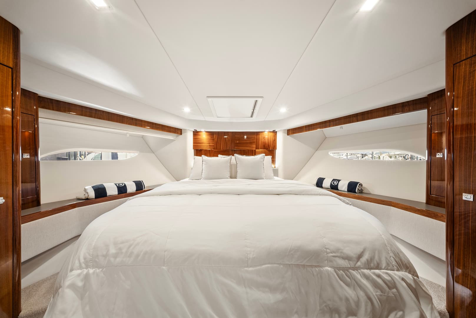 2024 Riviera 6000 SPORT YACHT