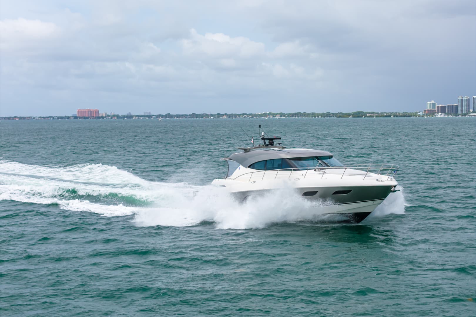 2024 Riviera 6000 SPORT YACHT