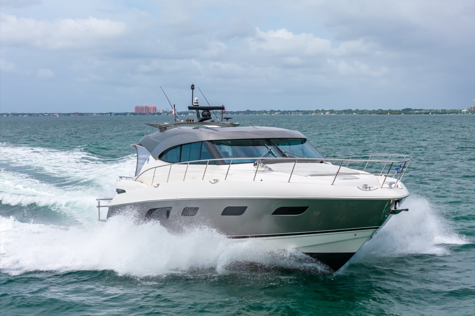 2024 Riviera 6000 SPORT YACHT