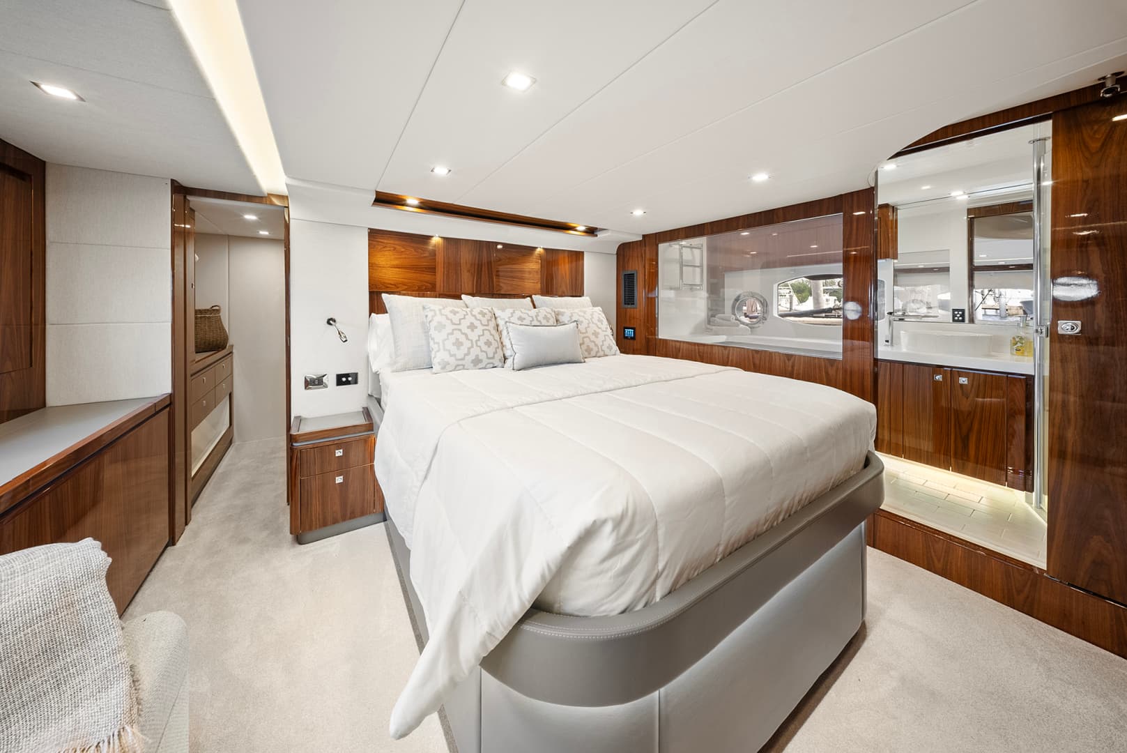 2024 Riviera 6000 SPORT YACHT