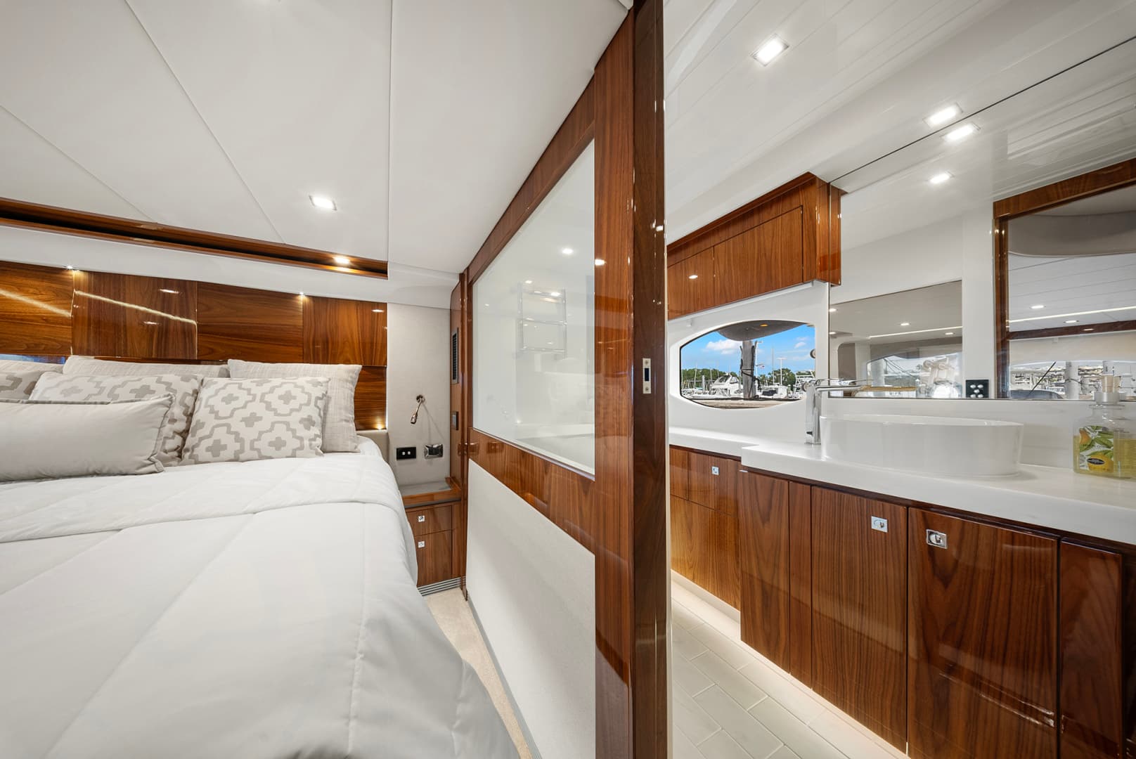 2024 Riviera 6000 SPORT YACHT