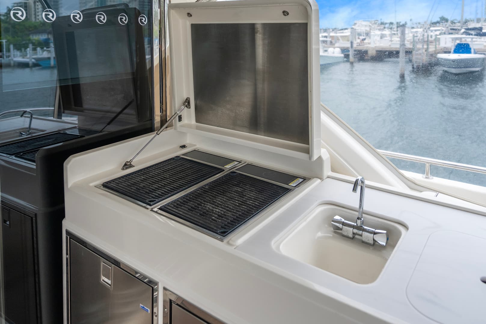 2024 Riviera 6000 SPORT YACHT