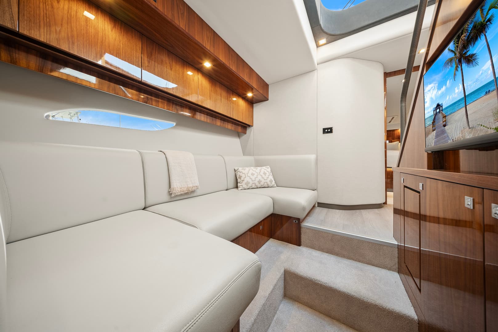 2024 Riviera 6000 SPORT YACHT