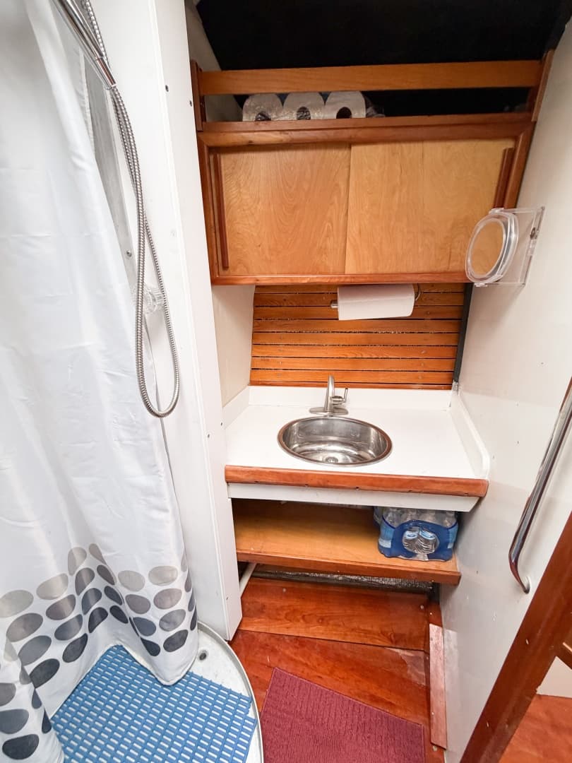 Forward head sink area
