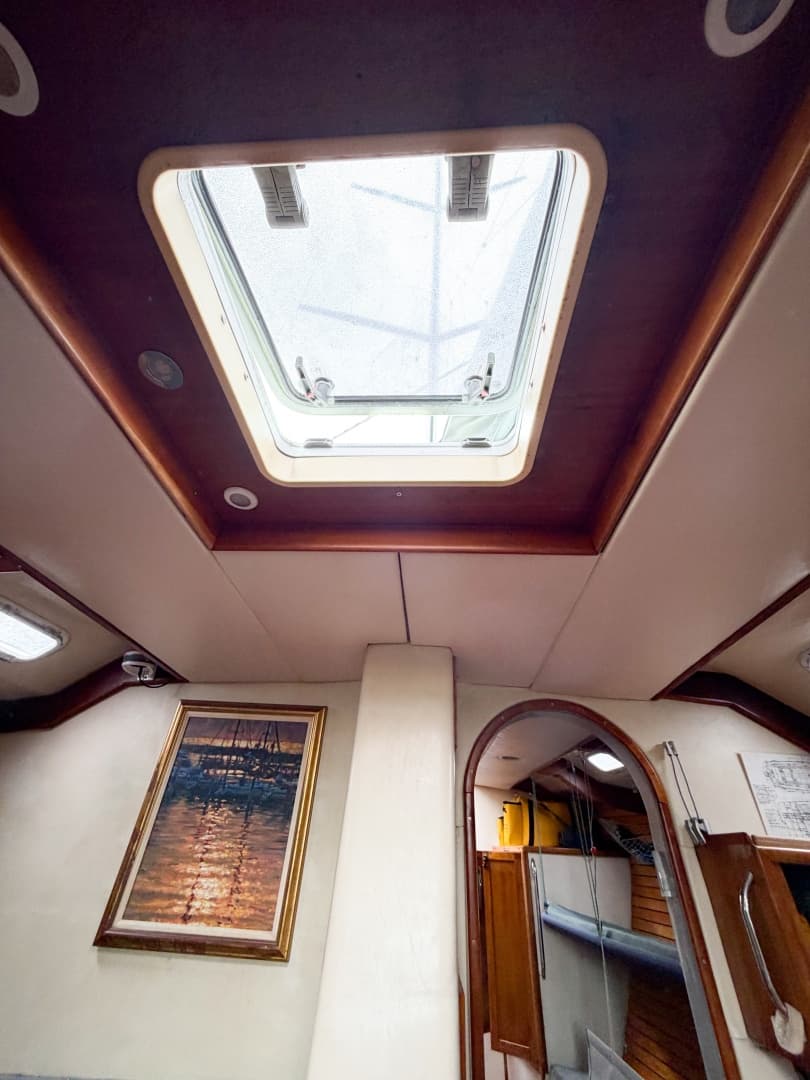 Salon overhead & hatch
