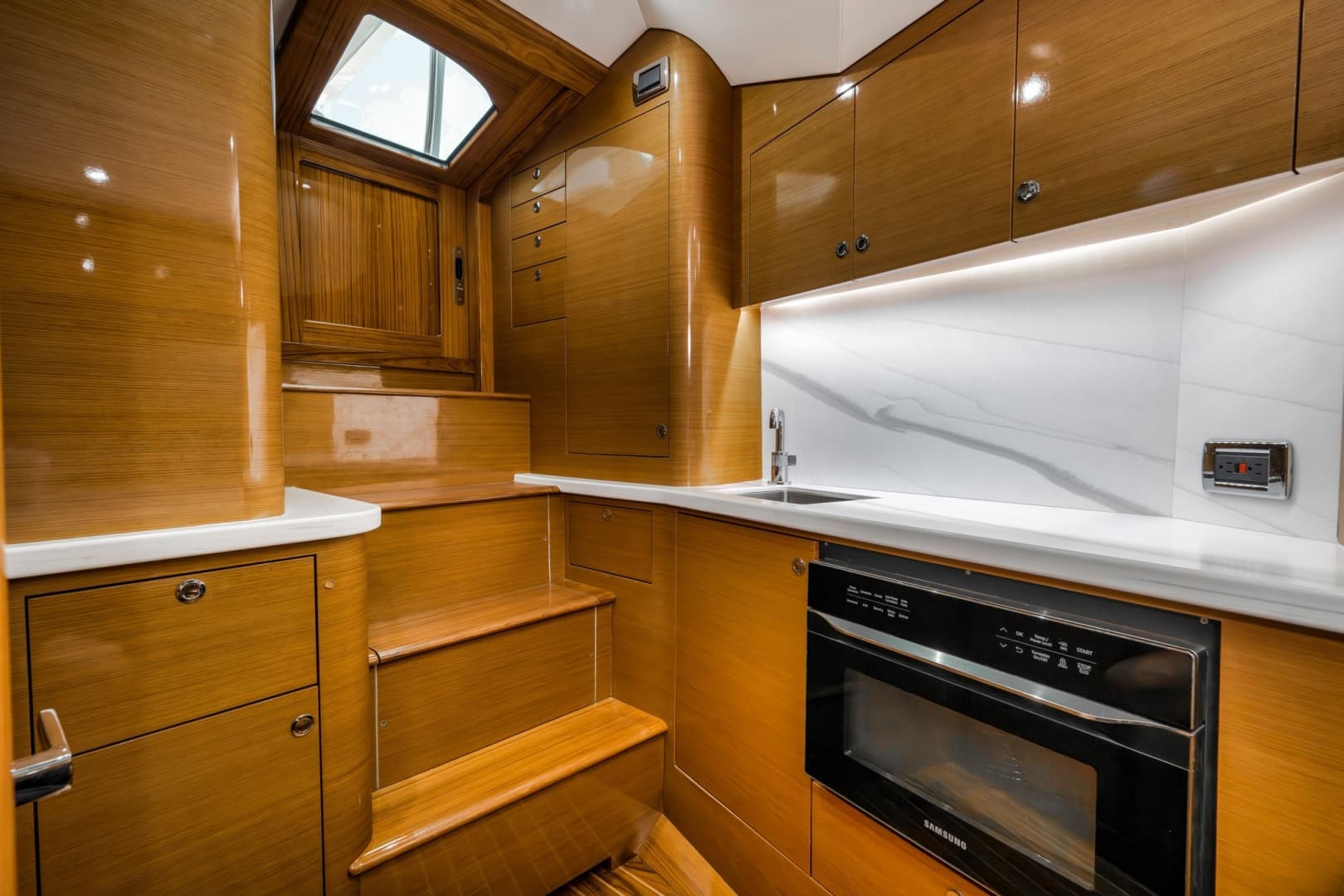 2022 Winter Custom Yachts 38 Walk Around