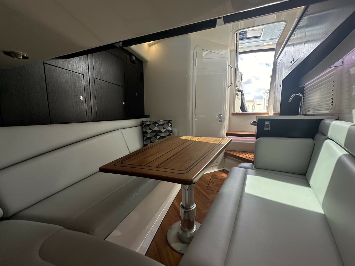 2024 Boston Whaler 380 Realm