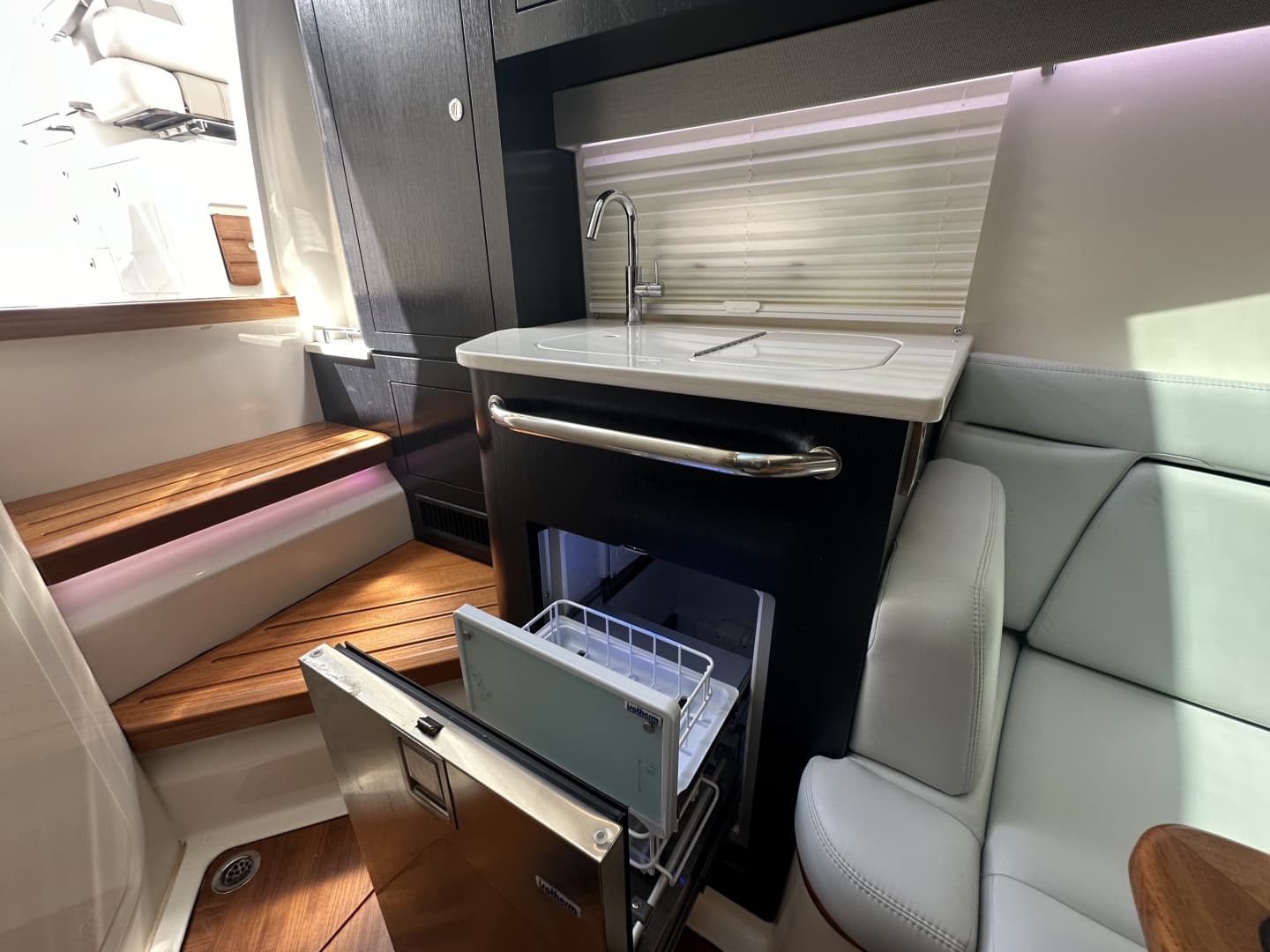 2024 Boston Whaler 380 Realm