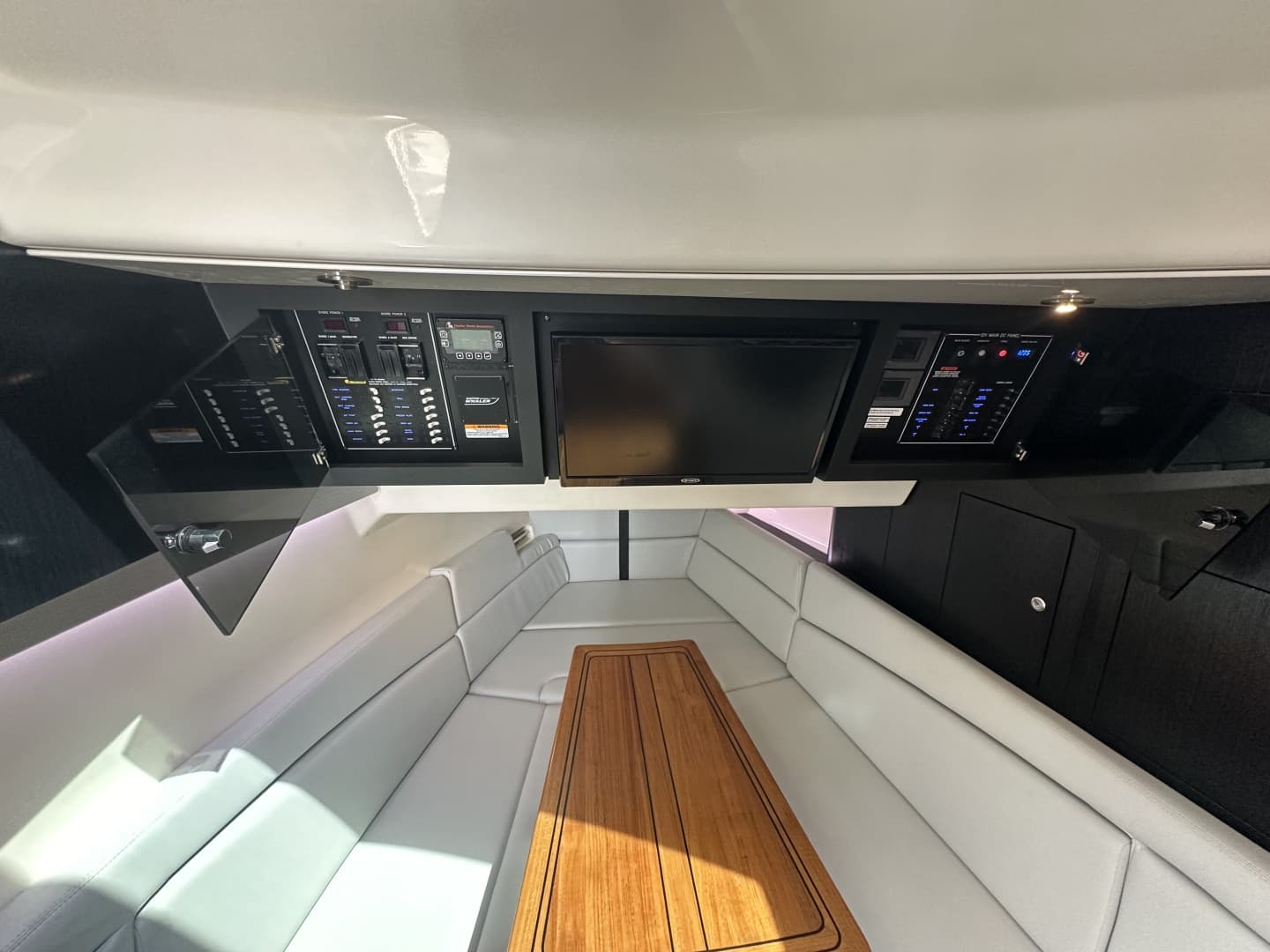 2024 Boston Whaler 380 Realm