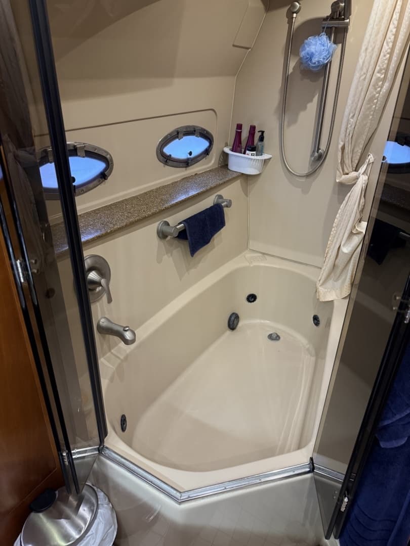 2001 Cruisers Yachts 4450 Express Motor Yacht