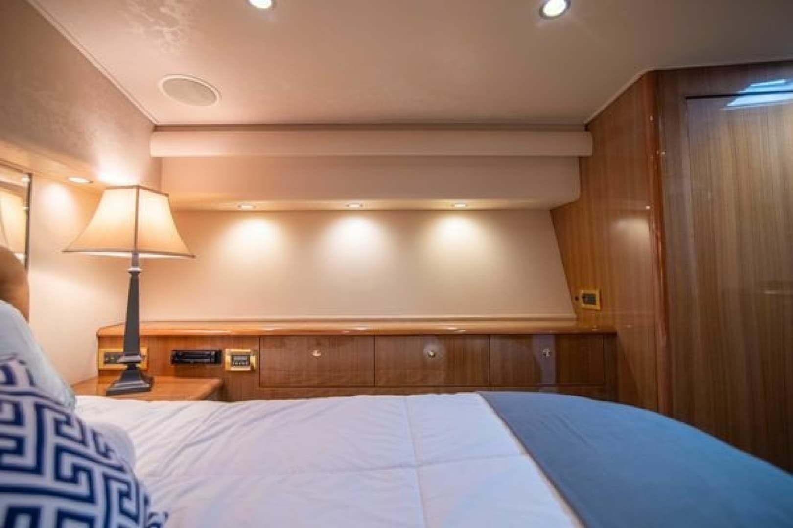 2007 Viking 52 Convertible