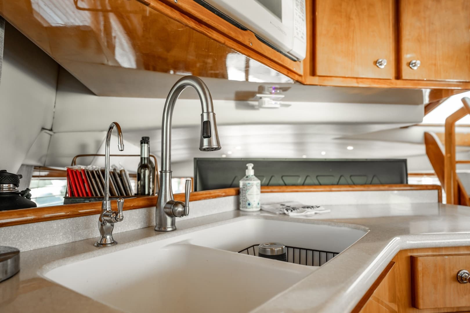 2004 Navigator 5700 Rival Pilothouse