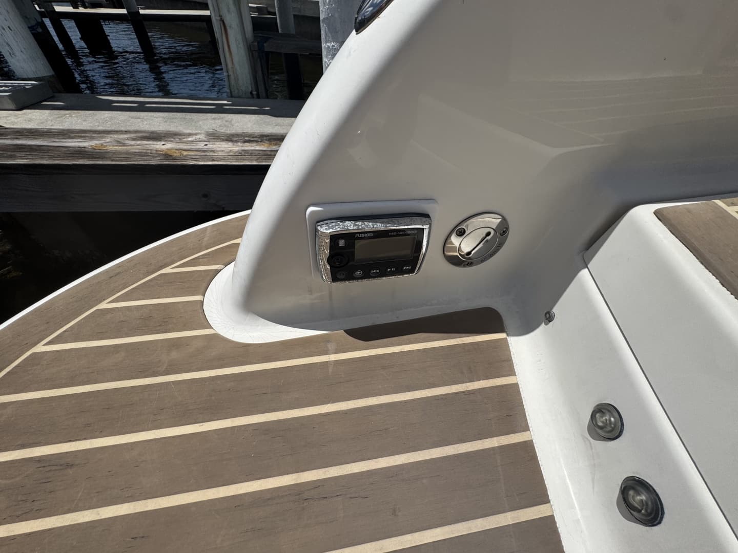 27 Fusion Remote Stern