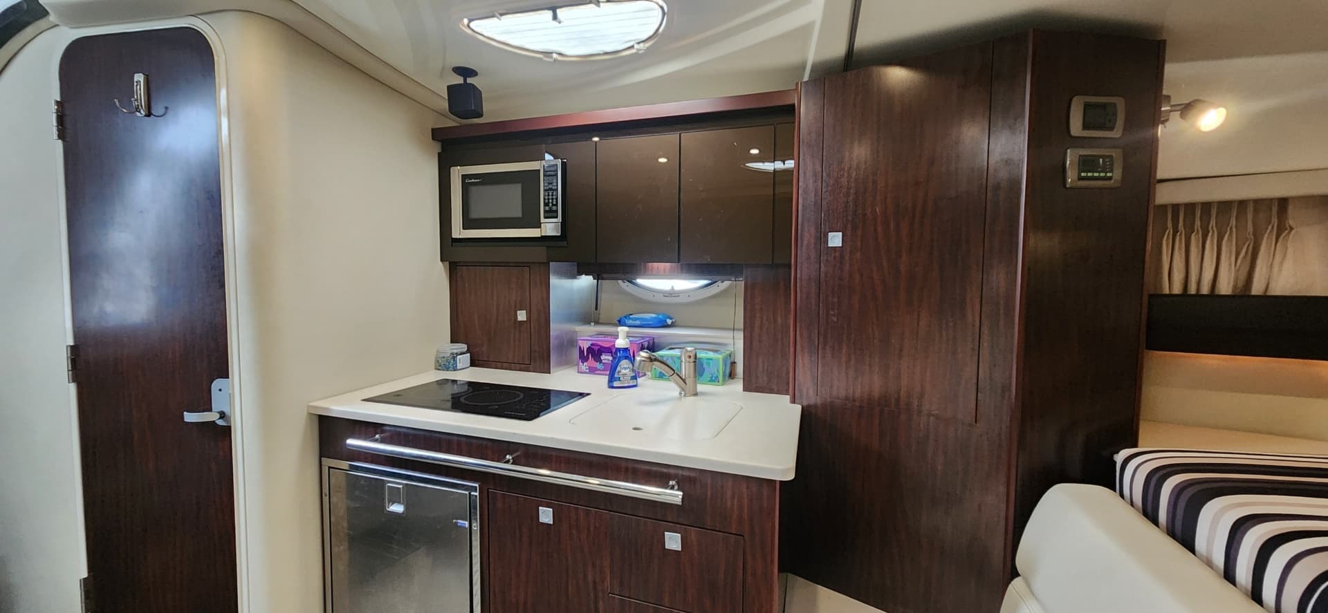 2015 Monterey 335 Sport Yacht