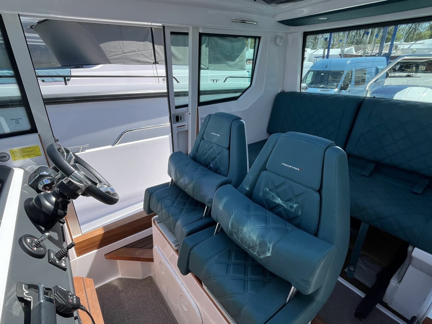 2023 Axopar 28 CABIN