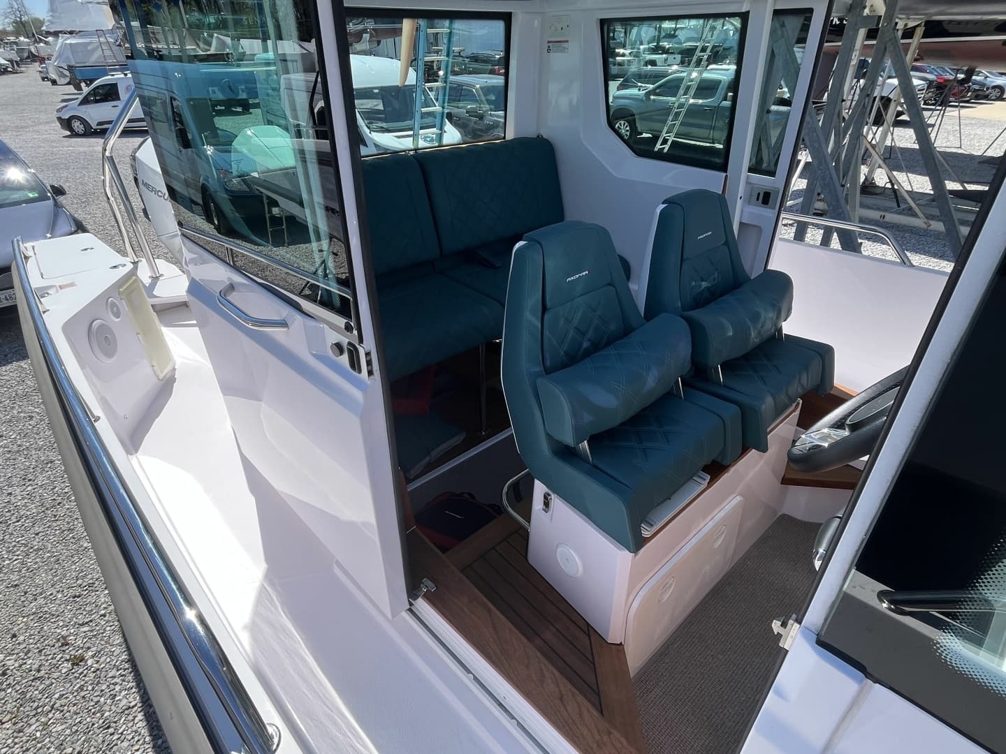 2023 Axopar 28 CABIN