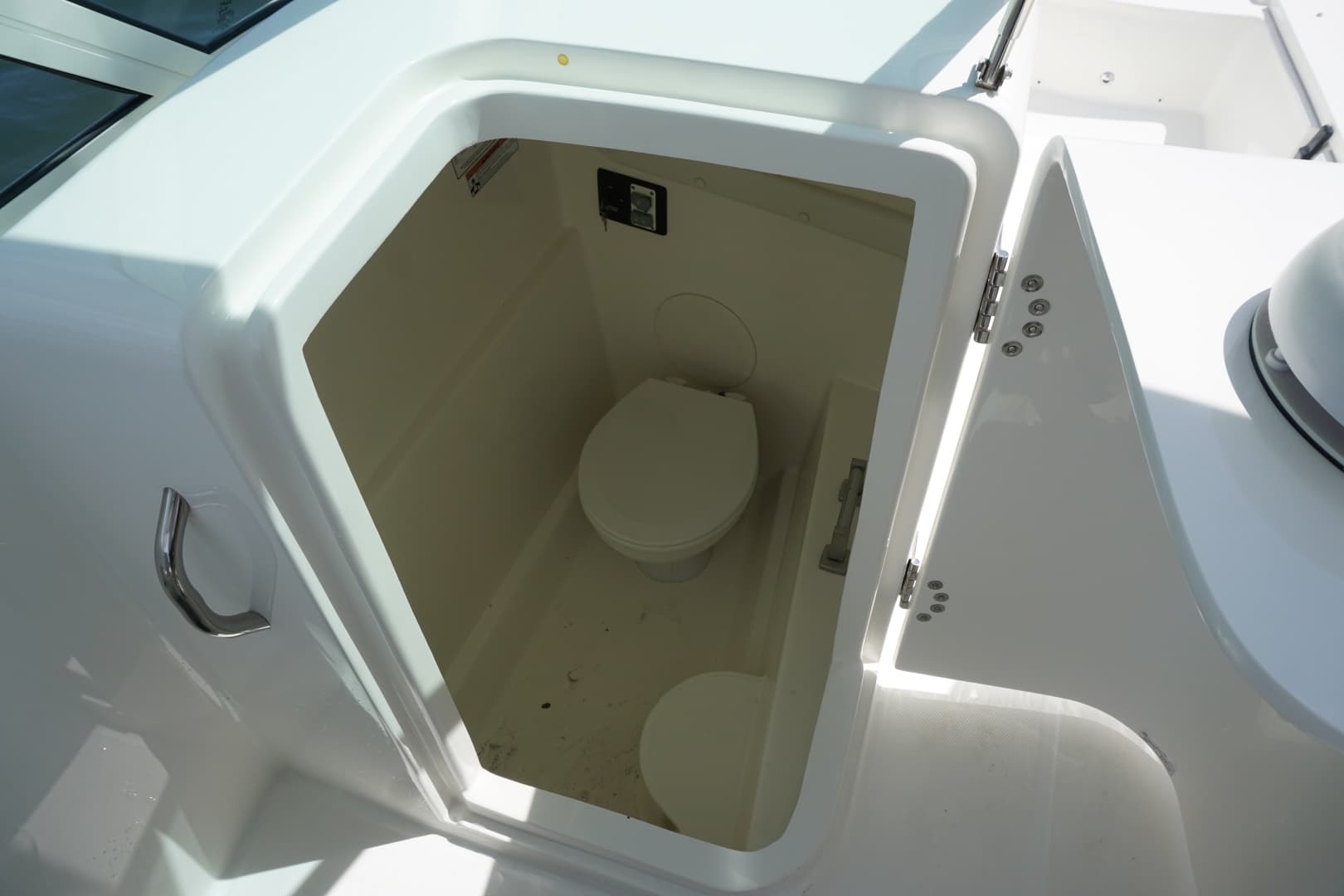 2024 23 World Cat 230 DC Head Compartment (3)