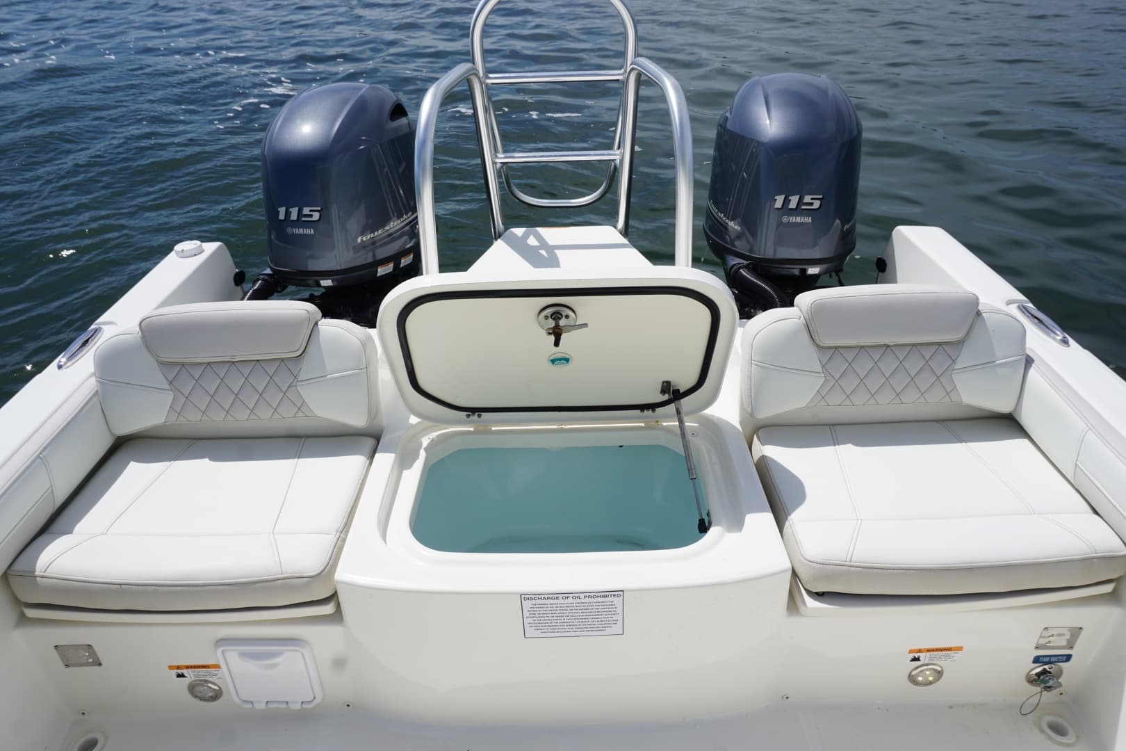 2024 23 World Cat 230 DC Transom Seating (10)