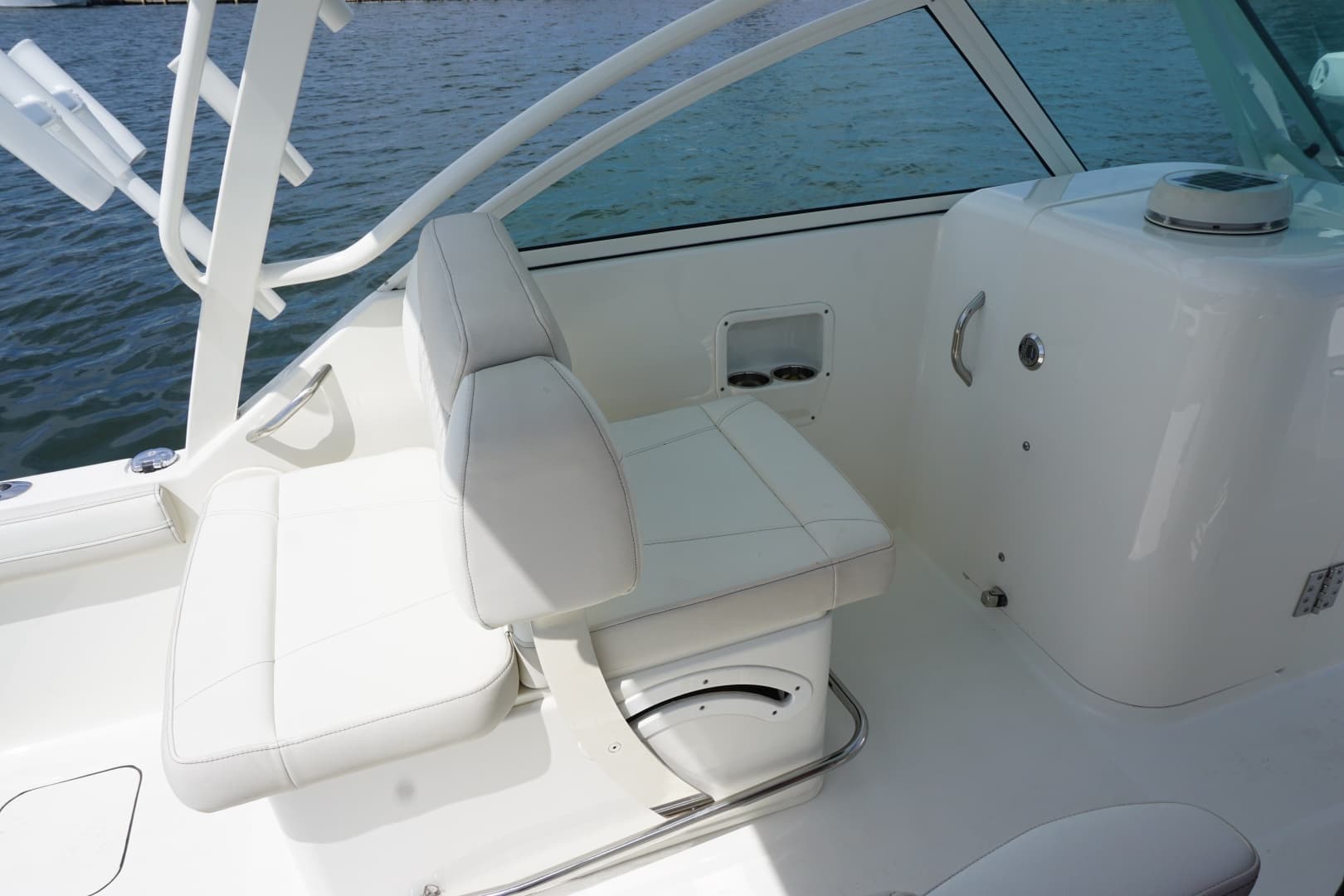 2024 23 World Cat 230 DC Port Helm Seat (2)