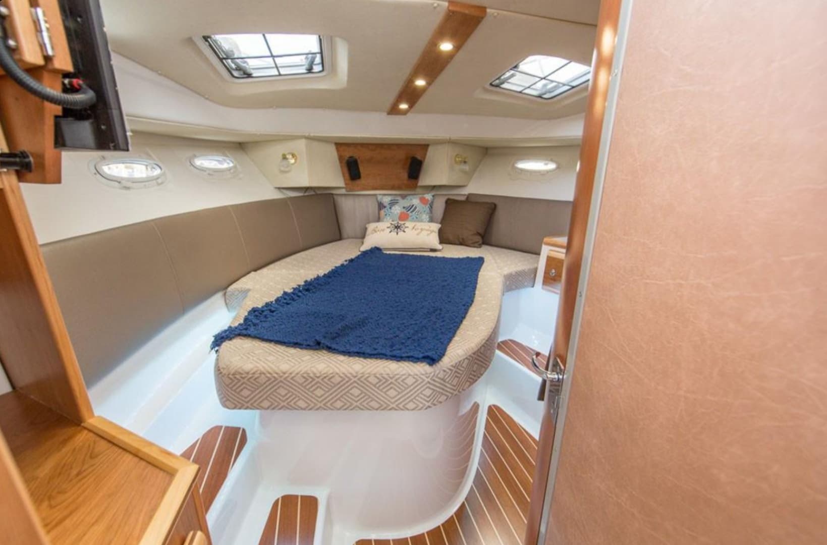 2022 Cutwater C-32 CB