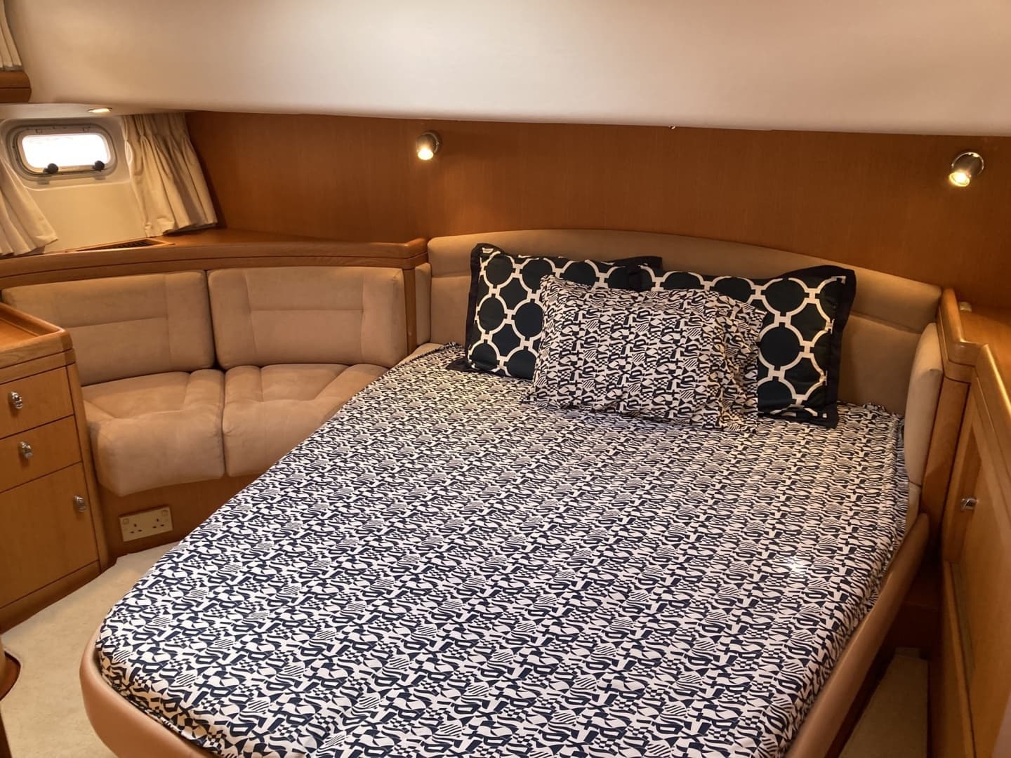 2008 Oyster 56 Deck Saloon