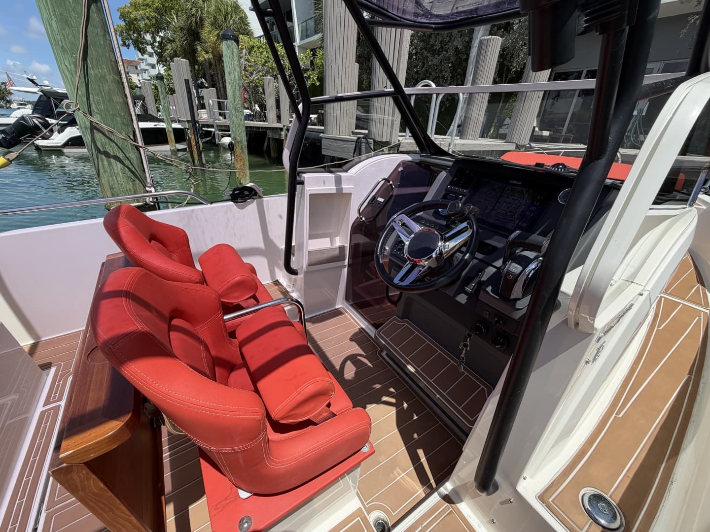 Nimbus 26 - Helm Station Seating